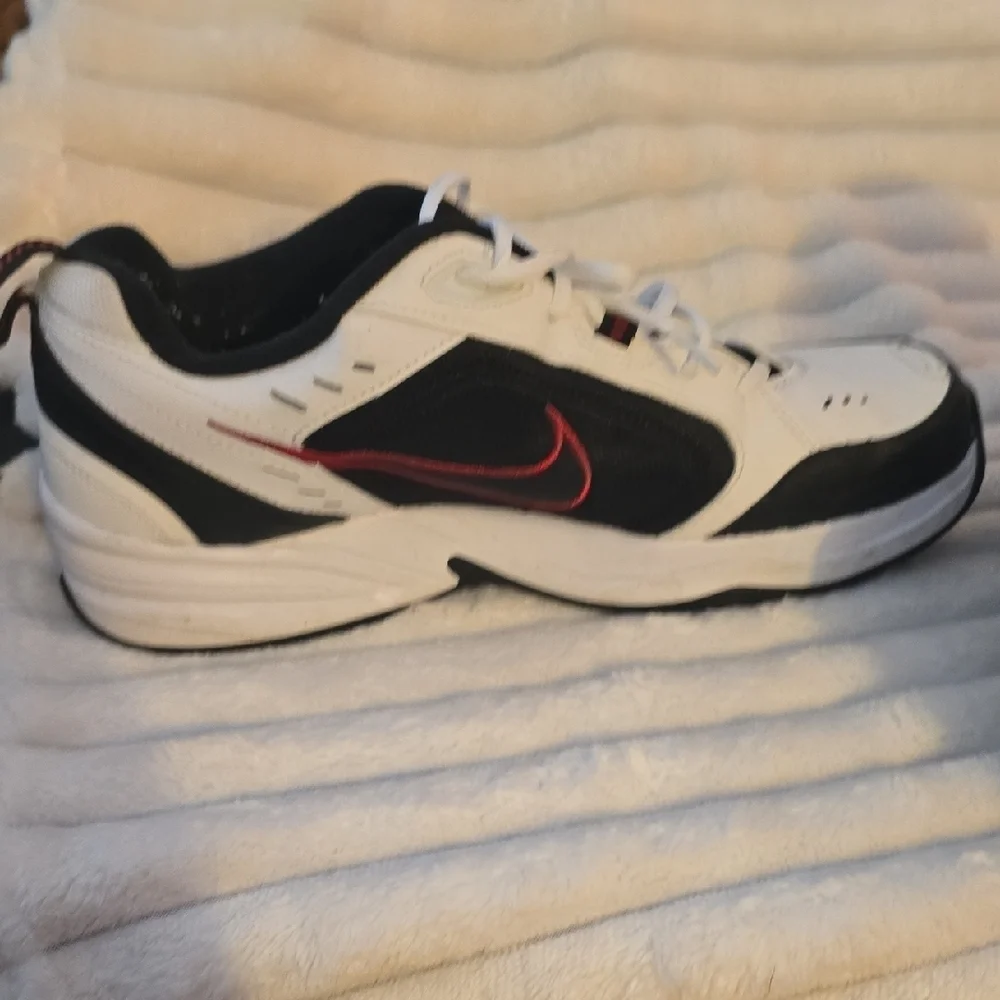 Nike Men's Black and White Sneakers with Red Details